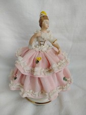 FIGURINE JEUNE FILLE ROBE EN