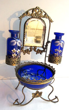 Baguier Napoléon III, miroir, coupelle émaillée et 2 flacons bleu cobalt