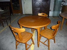 R 556 Table ronde en pin avec 3 chaises le tout en Parfait état 