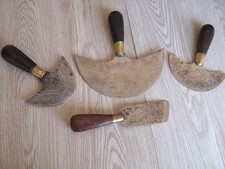 TROIS COUTEAUX A PIED DEMI