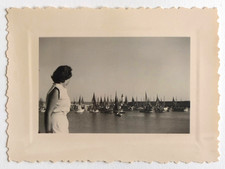 Femme profil silhouette regarde port bateaux mer - Photo vintage snapshot 1950