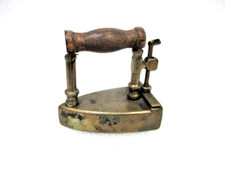 Petit fer à repasser en laiton, presse papier