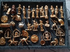 lot de 37 fèves et autres en métal doré