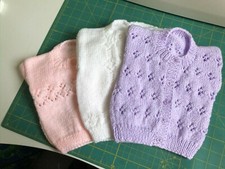 Trois beaux cardigans tricotés main bébé fille 0 à 3 mois 