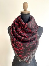 Foulard Burberry carré en soie avec un fond dégradé de rouge, orange et violet