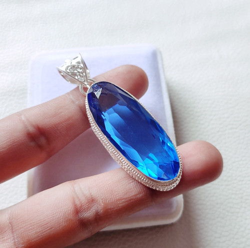 Joli pendentif pierre