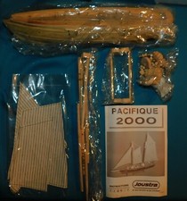 JOUSTRA . ANCIENNE MAQUETTE EN BOIS NEUVE . BATEAU VOILIER PACIFIQUE . L 50 cm