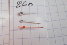 CRC 860 : 2 aiguilles blanches et trotteuse rouge.