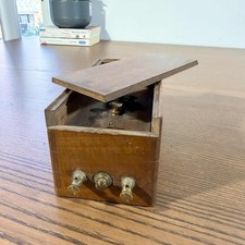 Boîte électrique ancienne en bois avec boutons laiton – Instrument  laboratoire