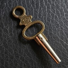 Clé de montre gousset de poche savonnette numéroté 10 empreinte environ 1x1 mm