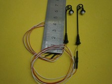 2 lampadaires blancs lumière