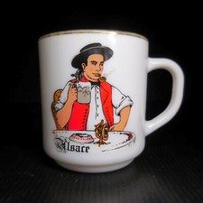 Chope tasse bière Alsace verre opalin Arcopal France bar bistrot table N8897