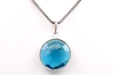 Beau pendentif femme fait main