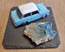 Pièce originale du MUR BERLIN 6 cm + Trabant sur présentoir ardoise + certificat