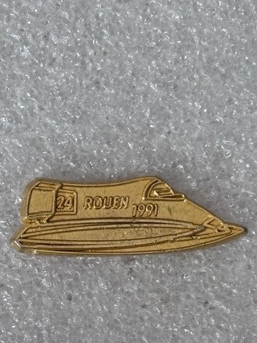 Pin dorée yacht club - pin’s,