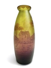 Degué Vase à Décor De Paysage Lacustre