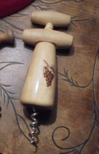 Ancien Tire Bouchon Bois Plastique Scène de Montagne Vin de Savoie ?