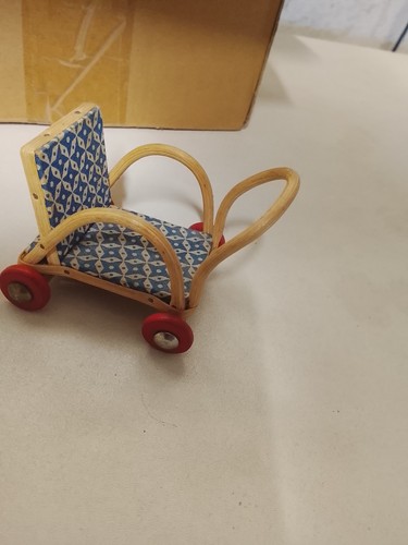 Une ancienne minuscule petite - une,