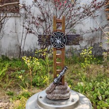 Statue de pompier debout en