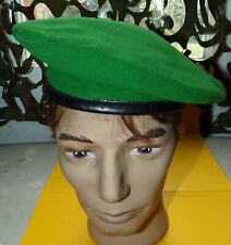 BERET VERT AVEC LACERET ROUGE DU ROYAUME DU MAROC , FABRICANT PEBEO NAY DE 1964 