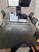 Meubles de bureau + salle de réunion + téléviseurs – bon état