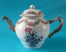 THEIERE CHINOISE EN PORCELAINE DECOR FLORAL teapot Qianlong period 18 th century