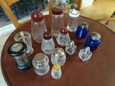 Lot de 14 salières de styles