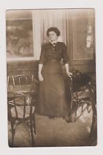 Photo ✨ Femme dans un café vintage avec chaises et tables ?