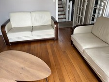 2 canapés en cuir 2 places avec accoudoir arroondi recouvert de bois wenge