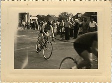 PHOTO ANCIENNE - VINTAGE SNAPSHOT - VÉLO CYCLISME COURSE VIRAGE VITESSE - BIKE
