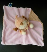 *. DOUDOU PLAT MOTS D'ENFANTS POUPEE FILLE ROSE MARRON ORANGE RAYE BONNET TTBE