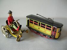 Lot de 2 jouets en tôle et à friction PAYA 1 voiture Rosalie à pédale et Tramway