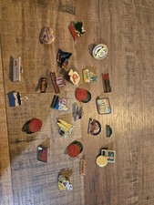 Lot De 24 Pin's Vintage De