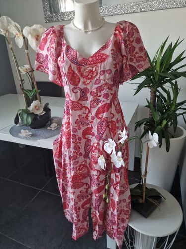 Une robe longue - longue, imprimée