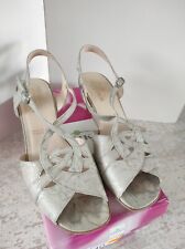 Paire de chaussures à talons découvert nu-pieds femme taille 40