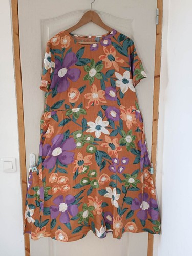 Robe florale sur fond caramel - florale,