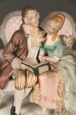 XXe Couple Galant assis sur un Sofa Groupe Biscuit Polychrome et Dorure FRANCE