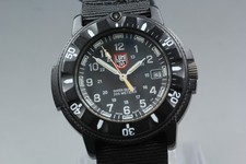 Montre analogique noire pour