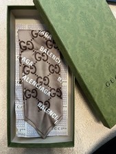 Foulard Gucci Balenciaga en soie rose excellent état d'occasion sans boîte au...