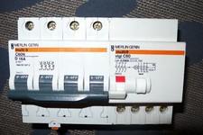 DISJONCTEUR DIFFERENTIEL TETRAPOLAIRE 16A 30mA COURBE D, MERLIN GERIN 16 AMPERES