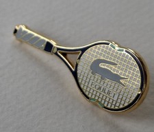 Pin's Raquette de Tennis Equijet LACOSTE - Roland GARROS -  Arthus BERTRAND