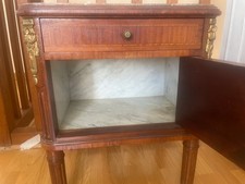 une table de chevet en bois, décorée, intérieur et dessus en marbre