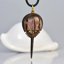 Pendentif De Limule En Nacre