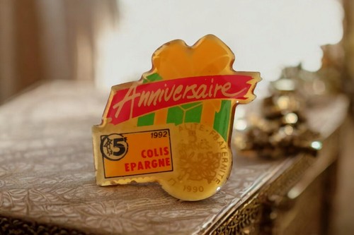 Pin colis épargne - pin's,