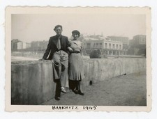 PHOTO snapshot, 1945 BIARRITZ océan plage baie un couple béret