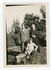 PHOTO Snapshot, dans un jardin pedal car vintage toy jouet ancien voiture pédale