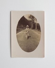 Enfant vélo milieu route