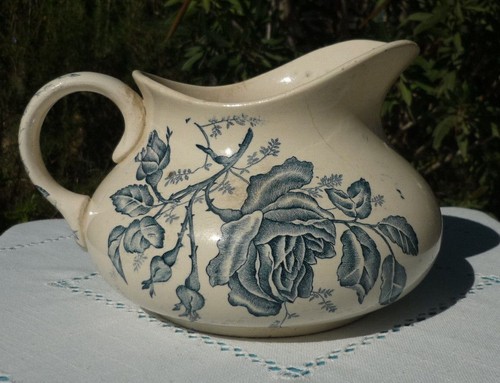 Broc eau ancien décoré - à,