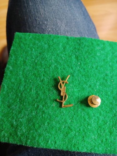Pin ysl monogramme yves - pin's,