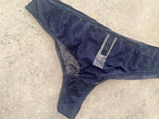 LUXE Tanga String bleu nuit motifs divers devant effet fine résille HUIT S